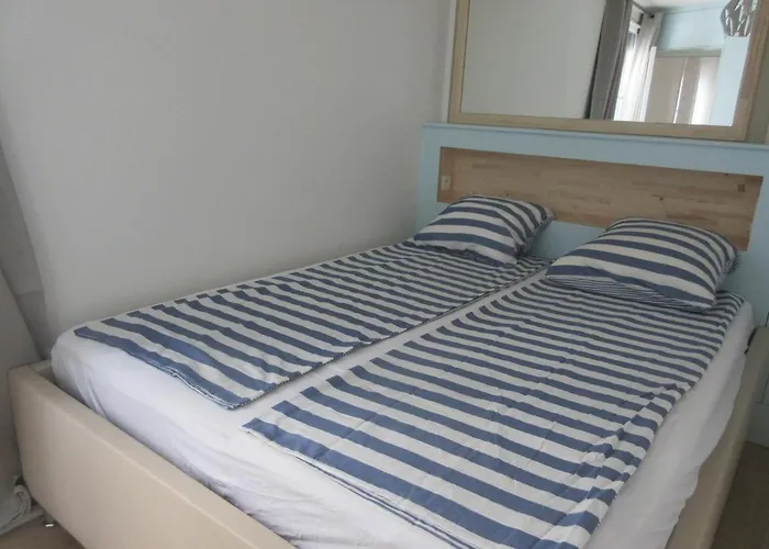 Bourg-La-Reine : Joli Appartement De 20 M²