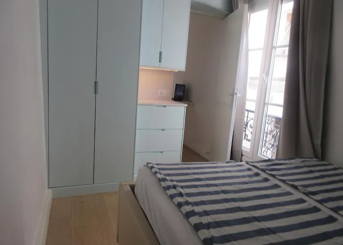Bourg-La-Reine : Joli Appartement De 20 M²